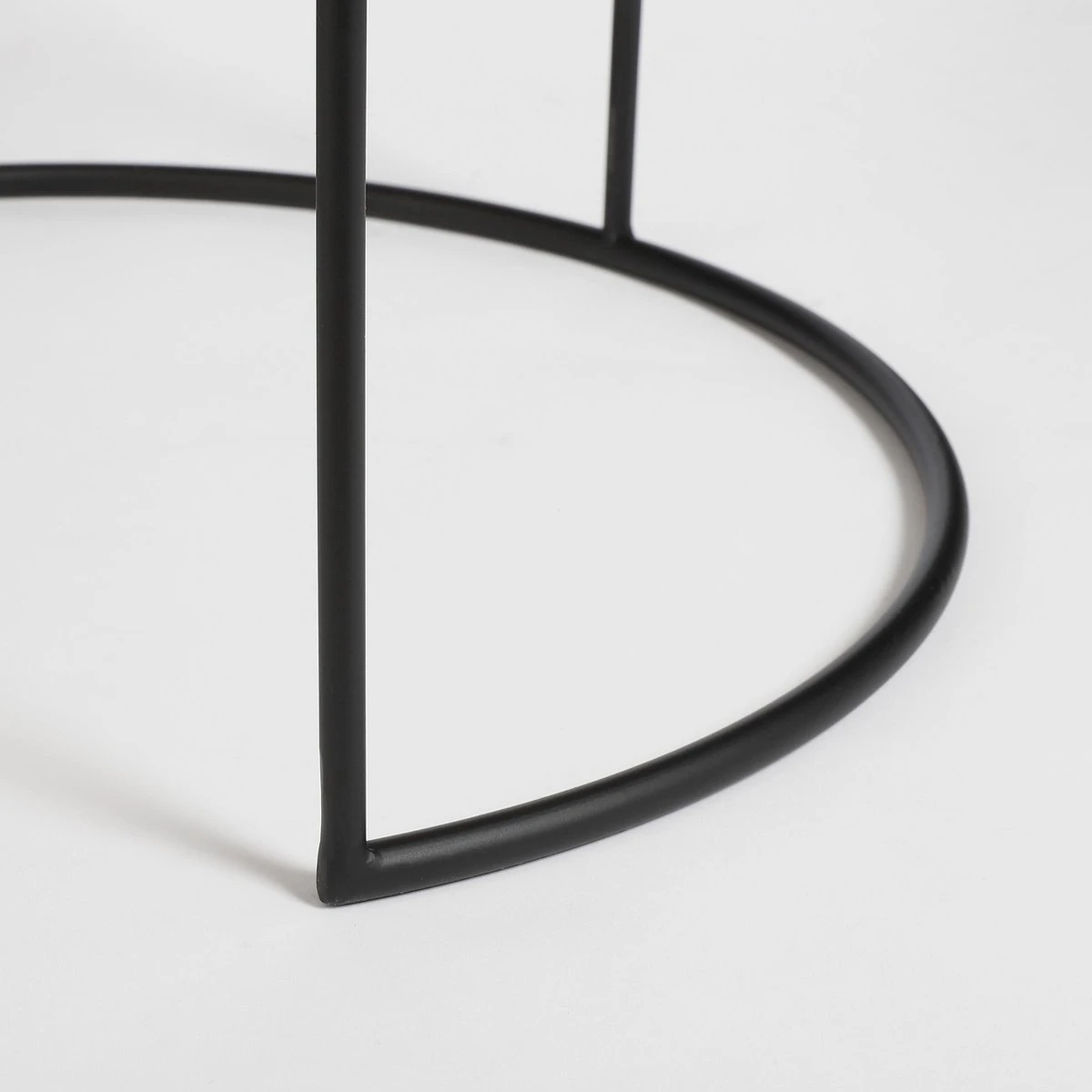 Mica Decorations Leandro Bijzettafel - Set Van 2 - H45 X Ø45 Cm - Zwart 4 Mica Decorations Leandro Bijzettafel - Set Van 2 - H45 X Ø45 Cm - Zwart - Afbeelding 4