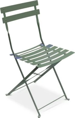 EMILIA Bistroset - 2 Inklapbare Stoelen En Een Ronde Tafel Van Gepoedercoat Staal Met Matte Afwerking – Groengrijs -Optimaal Tuinmeubel Winkel 768x1200